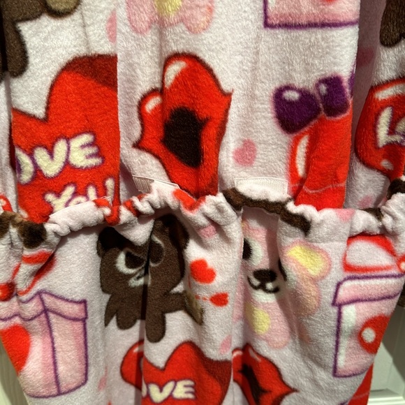 NWT VALENTINES DAY FOOTED ONSESIE - Picture 3 of 8